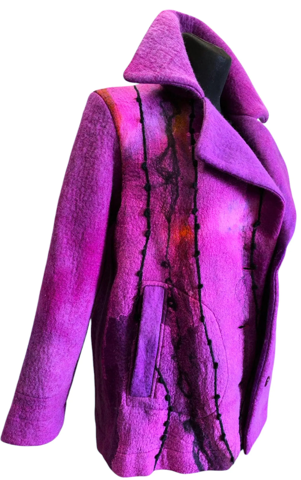 Veltinis violetinis švarkas su juodais siuvinėjimais