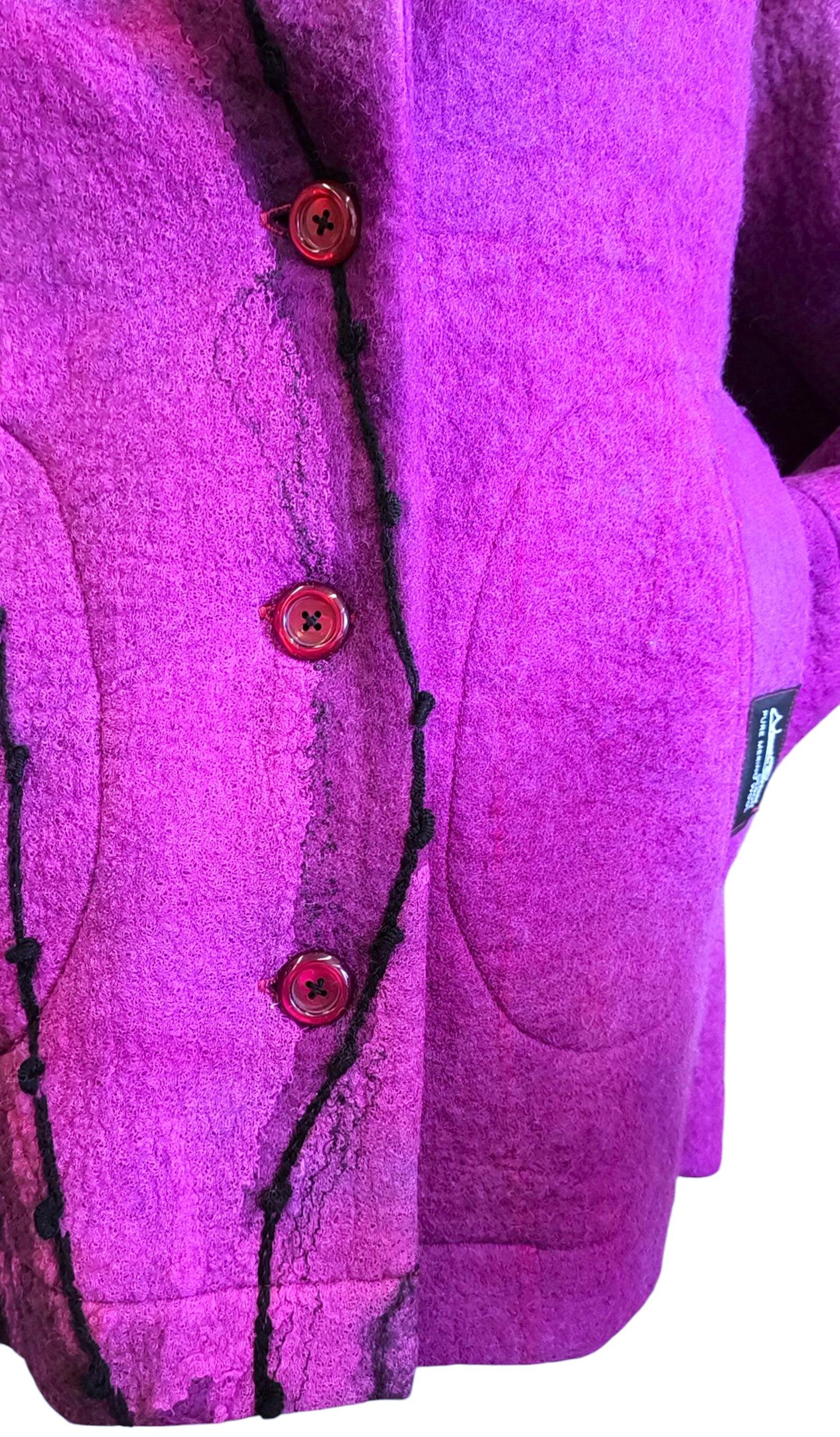 Veltinis violetinis švarkas su juodais siuvinėjimais